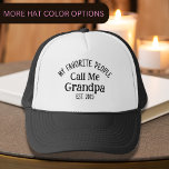 Boné Minhas Pessoas Favoritas Me Chamam De Vovô Est. An<br><div class="desc">Esta design de tipografia legal lê "minhas pessoas favoritas me chamam de vovô est. 2025" em texto negro,  perfeito como presente para um dia atual ou,  em breve,  ser vovô para o Dia do Pai,  aniversário ou qualquer ocasião. Excelente de vestir fotos da família com os recém-nascidos.</div>