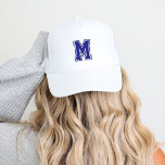 Boné Monograma da Varsity Azul<br><div class="desc">Mostre o seu lado desportivo com um boné de baseball personalizado com uma letra de monograma ao estilo colegial ousada. Personalize-o com as suas cores favoritas para combinar com a sua equipe desportiva ou com o seu estilo pessoal para uma aparência que é exclusivamente sua. Perfeito para dias de jogos,...</div>