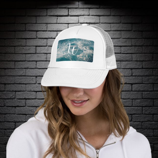 Boné Monograma das Crestas de Ondas Brancas Azuis Carib (Caribbean Seascape Blue White Wave Crests Monogram Trucker Hat)