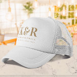 Boné Monograma de Casamento Minimalista Simples Dourado<br><div class="desc">Uma coleção minimalista de design de monograma de casamento de produtos com tipografia tradicional clássica em ouro com um fundo branco simples e limpo. O design perfeitamente personalizado para o seu dia especial!</div>