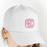 Boné Monograma de chapéu bordado cor-de-rosa quente no<br><div class="desc">Adicione suas iniciais a este modelo de chapéu monograma personalizado. Muitas outras cores também estão disponíveis.</div>