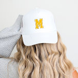 Boné Monograma de Varsidade Amarela<br><div class="desc">Mostre o seu lado desportivo com um boné de baseball personalizado com uma letra de monograma ao estilo colegial ousada. Personalize-o com as suas cores favoritas para combinar com a sua equipe desportiva ou com o seu estilo pessoal para uma aparência que é exclusivamente sua. Perfeito para dias de jogos,...</div>