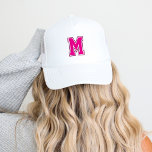 Boné Monograma de Varsidade Rosa<br><div class="desc">Mostre o seu lado desportivo com um boné de baseball personalizado com uma letra de monograma ao estilo colegial ousada. Personalize-o com as suas cores favoritas para combinar com a sua equipe desportiva ou com o seu estilo pessoal para uma aparência que é exclusivamente sua. Perfeito para dias de jogos,...</div>