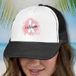 Boné Monograma inicial rosa<br><div class="desc">Um pano de fundo cor-de-água cor-de-rosa pincelado suave fornece a canvas de um monograma fofo e contemporâneo, com iniciais e nome. A paleta de cores preta e branca do monograma, composta por fontes modernas limpas e misturadas a fontes de script, exude um charme simples, mas divertido. Se você quer usar...</div>