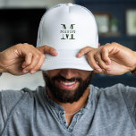 Boné Monograma minimalista personalizado<br><div class="desc">Por cima, com o nosso boné de baseball branco personalizado, personalizado com uma inicial de monograma minimalista e o seu nome para um design de na moda limpo. Feito de materiais premium, este boné é leve, confortável e ajustável, fazer perfeito para qualquer atividade ao ar livre. Quer você esteja atingindo...</div>