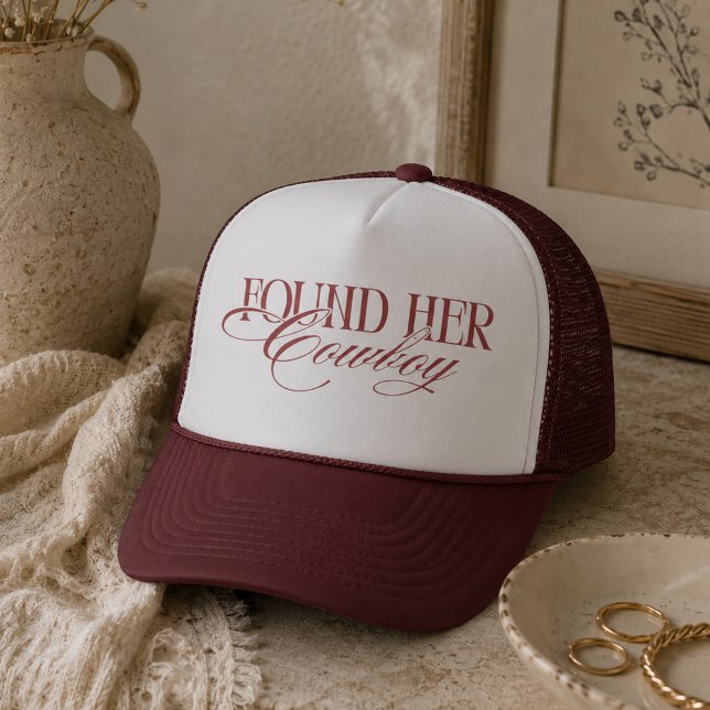 Boné Noiva Caubói Vermelho Encontrado pela Ocidental (Western Found Her Cowboy Red Bachelorette Trucker Hat)