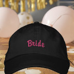 Boné Noiva Chic Rosa Quente Preto Despedida de Solteira<br><div class="desc">Noiva escrita em elegante letra cursiva rosa quente em um chapéu preto para um fim de semana de despedida de solteira. Encomende este presente de noiva para sua melhor amiga.</div>