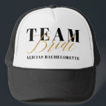 BONÉ NOIVA DA EQUIPE<br><div class="desc">Design moderno para o bachelorette mais classier. Efeito Dourado com espaço para o nome das noivas. Parte de uma coleção.</div>