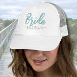 Boné Noiva de Fim de Semana da Bachelorette de Férias d<br><div class="desc">Bachelorette de Férias de Praia Bonita Hat de Caminhoneiro de Fim de Semana. Um tema legal litorâneo, náutico ou praia, com tons de rosa e lacre, colocando a vibração para uma fuga de praia com a noiva e seus besouros. De viagens à Flórida, Hamptons, Califórnia, ou até mesmo algo mais...</div>