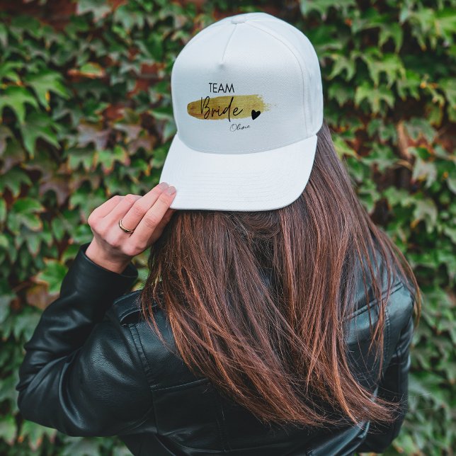 Boné Noiva Equipe Moderno Chic Dourado e Preto Personal (Gold & Black Modern Chic Team Bride Personalized Trucker Hat)