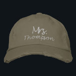 Boné Noiva Futuro Personalizado Sra. Script Rosa<br><div class="desc">Celebre a futura noiva com este boné de beisebol personalizado com bordados, apresentando "Sra." em script rosa. Este acessório elegante e divertido é perfeito para chás de panela, festas de despedida de solteira ou como um presente atencioso para a noiva. O design personalizado adiciona um toque pessoal, tornando-o um souvenir...</div>