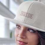 Boné Noivado de Tipografia Simples Rosa Moderno<br><div class="desc">Este boné de beisebol apresenta um design moderno e elegante com tipografia cor-de-rosa que adiciona um talento de na moda. Os detalhes bordados lhe dão um acabamento de alta qualidade, fazer elegante para qualquer ocasião. Quer você esteja celebrando seu noivado ou aproveitando sua lua de mel, esse boné fará você...</div>