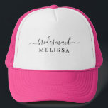 Boné Nome da Bridesmaid do Script Elegante<br><div class="desc">Roteiro Elegante Bridesmaid Hat. Apresenta a moda e a fonte do script na moda,  personalize com o nome da bridesmaid.</div>