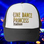 Boné Nome dourado da princesa de dança de linha<br><div class="desc">Este belo chapéu personalizado apresenta uma princesa de dança de linha dourada com a possibilidade de adicionar seu nome. Roupa perfeita de dança como presente para os Linedancers,  todos que amam dança de linha ou música country.</div>