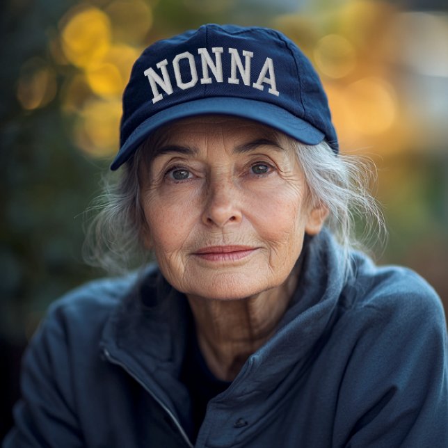 Boné Nonna Arched Athletic (Nonna athletic arched embroidered text on navy baseball cap for Italian grandmother gift)