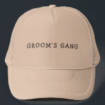 BONÉ O CHAPÉU DO SOLTEIRO DE GANG DO GROOM<br><div class="desc">Prepare-se para se juntar à gangue do noivo e comemorar em estilo com este chapéu de camionista "Solteiro de gangue do noivo". Projetado para o noivo e seus amigos mais próximos, este chapéu é o acessório perfeito para uma despedida de solteiro inesquecível. A design apresenta uma tipografia ousada e atraente...</div>
