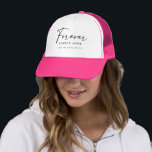 Boné O Eterno Começa Aqui | Noiva e Acompanhantes<br><div class="desc">Marque o início do sempre com este elegante chapéu “Forever Starts Here” - um presente sincero para a noiva e suas amigas mais próximas. Com letras modernas em preto na parte frontal branca e aba rosa vibrante, é perfeito para capturar a emoção do seu próximo capítulo juntas. Personalize com seu...</div>