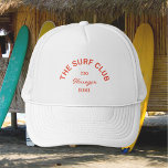 Boné O Surf Club Personalizado Red Crest Surfers White<br><div class="desc">A crista vermelha personalizada do Clube do Surf surpreende o chapéu branco perfeito para as suas viagens de surf... a crista vermelha do clube do surf. Personalize com os detalhes da sua reunião... ano e destino. Perfeito para uma viagem de surf ou uma festa de tema de surf de família...</div>
