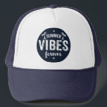 Boné O verão vibra para sempre o texto branco e Marinho<br><div class="desc">Legal branco,  moderno design de texto-Verão Vibes para sempre,  com palmeiras ilustradas no círculo azul da meia-noite. Outras cores podem ser solicitadas por email.</div>