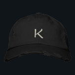 BONÉ ÓDIGOS MONOGRAMADOS<br><div class="desc">Na moda e sofisticado. Para adicionar suas próprias iniciais,  basta clicar em personalizá-la. Limpe o texto e digite suas próprias iniciais.</div>