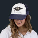 Boné Orgulhosa Nome de Graduação da Mãe<br><div class="desc">Trendy Black e Dourada Graduação Orgulha Mãe do camionista Formando que apresenta Boné Formando e roteiro de caligrafia na moda elegante em folha metálica dourada. Muito clássico, unisexo, você pode mudar a palavra "mãe" para pai, vovó, vovô, mano, mana, e selecionar tamanho masculino, feminino ou infantil. Os chapéus são personalizáveis...</div>