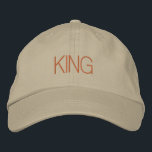 Boné Ouro Royal Khaki Hat<br><div class="desc">Atualize seu guarda-roupa com este boné ajustável de algodão khaki. Com um bordado "Rei" impressionante em ouro,  combina estilo com um toque de realeza. Perfeito para qualquer ocasião,  o ajustado ajustável garante conforto e versatilidade. Afaste-se sem esforço.</div>