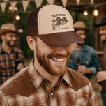 Boné Padrinho Caubói Festa de Solteiro Western<br><div class="desc">Agradeça ao seu padrinho com esses divertidos chapéus de caminhoneiro temáticos de festa de solteiro no estilo western! O design divertido apresenta letras em estilo de xilogravura vintage com a inscrição: Padrinho. Há uma bota de caubói, chapéu e distintivo de xerife com a inscrição "Esquadrão da Festa". A parte inferior...</div>