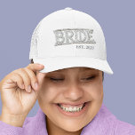 Boné Patch da Pérola Faux Boriderada da Noiva<br><div class="desc">Este design pode ser personalizado na área fornecida pela alteração da foto e/ou do texto. Ou pode ser personalizado clicando em Personalizar este Modelo e, em seguida, escolhendo o clique para personalizar mais a opção e excluir ou alterar a cor do plano de fundo, adicionar texto, alterar a cor ou...</div>