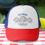 Boné Patriotic Fireworks 4 de julho Equipe do Clube Pic<br><div class="desc">Chapéu super divertido e festivo com "fogos de artifício" de picleball e 3 linhas de texto personalizado. Perfeito como chapéus de equipe de torneio ou para seu 4º de julho ou festa de piquete. Também excelente para um Dia Memorial ou torneio de picleball no Dia dos Veteranos - a maneira...</div>