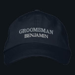 Boné Personalização da Função de Casamento do Partido d<br><div class="desc">Adicione um nome e o papel a desempenhar no casamento clicando no botão "Personalizado". Este boné chic e na moda serve como a recordação perfeita de uma fuga memorável com seus amigos favoritos. A frente do boné mostra uma cativante tipografia "Groom" inspirada nos esportes que captura perfeitamente a diversão e...</div>