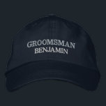 Boné Personalização da Função de Casamento do Partido d<br><div class="desc">Adicione um nome e o papel a desempenhar no casamento clicando no botão "Personalizado". Este boné chic e na moda serve como a recordação perfeita de uma fuga memorável com seus amigos favoritos. A frente do boné mostra uma cativante tipografia "Groom" inspirada nos esportes que captura perfeitamente a diversão e...</div>