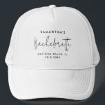 Boné Personalização da Tripulação de Festa de solteira<br><div class="desc">Celebre o último fling da noiva antes do anel em estilo tropical com nossa festa de solteira personalizada com design de tipografia minimalista e de script! Este elegante e sombrio chapéu adiciona um toque de elegância às festividades, fazer cada brinde um momento memorável. Personalize-o com o nome da noiva ou...</div>