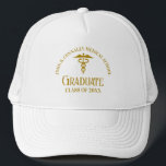 Boné Personalização do Formando da Faculdade de Medicin<br><div class="desc">Esta enfermagem personalizada de ouro-chic ou graduação em medicina que apresenta tipografia moderna para uma classe de formando de 2025. Personalize com o seu ano de graduação sob o símbolo caduceus para enfermeiros ou presentes médicos personalizados excelentes.</div>