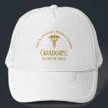 Boné Personalização do Formando da Faculdade de Medicin<br><div class="desc">Esta enfermagem personalizada de ouro-chic ou graduação em medicina que apresenta tipografia moderna para uma classe de formando de 2025. Personalize com o seu ano de graduação sob o símbolo caduceus para enfermeiros ou presentes médicos personalizados excelentes.</div>