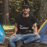 Boné Personalização do Pai do Cachorro Masculino<br><div class="desc">Um boné masculino divertido com as palavras "O Dogdad" por cima. Perfeito para o amante do cão. Com seu nome personalizado colocado ao lado do boné. O fundo é preto com script branco. Um presente masculino divertido.</div>