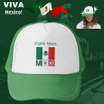 Boné Personalização Verde do México e da Bandeira do Mé<br><div class="desc">Design que mostra a bandeira mexicana com a palavra MÉXICO nas cores da bandeira. Acima é um lugar para o seu nome, ou o nome da pessoa a quem você deseja dar um presente. A bandeira mexicana é vermelha, branca e verde com um emblema no centro. Ao usar o recurso...</div>