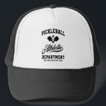 Boné Personalizado do Departamento de Atendimento de Pi<br><div class="desc">Chapéu de picleball divertido com pás de picleball cruzadas,  bola e tipografia retrô. Adicione seu texto personalizado para personalizar - nome do grupo,  nome do clube,  cidade,  cidade,  nome do torneio,  etc. Torna o jogo de picleball ainda mais divertido.</div>