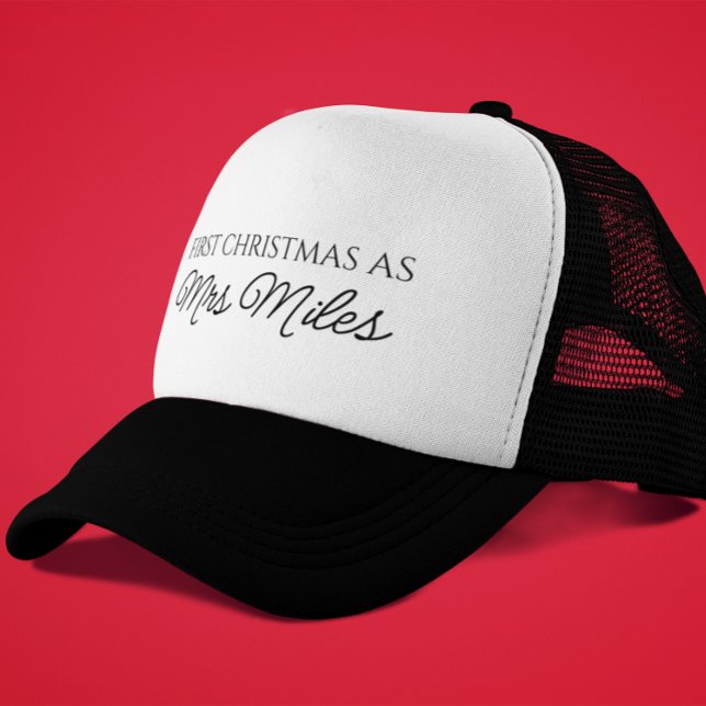 Boné Personalizado "Primeiro Natal como Sra." Apelido (Personalized 'First Christmas as a Mrs.' Surname Trucker Hat)