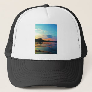 Boné Pêssego e Sunset Azul no lago de montanha