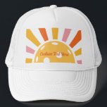 Boné Pickleball Personalizado de Rtro-Sunburst legal<br><div class="desc">Um chapéu super divertido de picleball com uma explosão de sol de picleball e seu texto personalizado. Adicione um nome de jogador, o nome do clube de picleball, um ditado engraçado, etc. Faz a lembrança/presente perfeita para qualquer festa de piquete ou torneio ou evento especial de picleball. Obtenha chapéus correspondentes...</div>