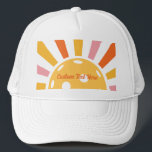 Boné Pickleball Personalizado de Rtro-Sunburst legal<br><div class="desc">Um chapéu super divertido de picleball com uma explosão de sol de picleball e seu texto personalizado. Adicione um nome de jogador, o nome do clube de picleball, um ditado engraçado, etc. Faz a lembrança/presente perfeita para qualquer festa de piquete ou torneio ou evento especial de picleball. Obtenha chapéus correspondentes...</div>