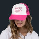 Boné Pickleball Personalizado do Pickleball Retro Rosa<br><div class="desc">Capa de picleball super divertida com "picles de Vamos" em uma fonte rosa legal e seu texto personalizado. Adicione um nome de jogador, o nome do clube de picleball, um ditado engraçado, etc. Faz a lembrança/presente perfeita para qualquer festa de piquete ou torneio ou evento especial de picleball. Obtenha chapéus...</div>