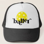 Boné Picles Baller Engraçado Preto e Branco<br><div class="desc">Chapéu de camionista preto-branco e branco-engraçadinho-branco e amarelo com cores amarelas brilhantes - ícone-bola-de-taque e "chamariz" em uma fonte de bloco serif-de-moda-moda,  perfeito para o jogador de piquetes.</div>