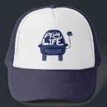 Boné Plug Life Cole Marinho Blue Electric Car<br><div class="desc">Você liga seu carro elétrico para carregá-lo? Então você está vivendo a vida útil da tomada, com certeza. Este design bonitinho mostra uma ilustração de um carro elétrico em azul marinho com a mensagem "Plug Life" soletrada no para-brisa. Faz um presente de excelente para os orgulhosos donos de veículos elétricos....</div>