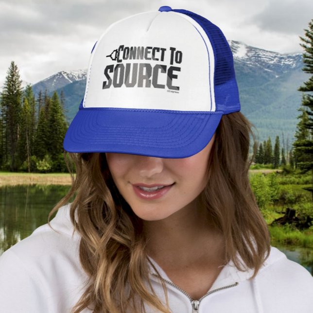 Boné Presente de encorajamento espiritual se conecta à  (Woman in White and Royal Trucker Hat with Spiritual message "Connect to Source" with nature behind)