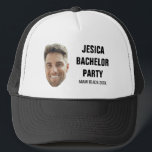 Boné Presentes Personalizados para Festa de Despedida d<br><div class="desc">Ousada, engraçada e feita para uma energia inesquecível de fim de semana, esta boina de camionista personalizada para despedida de solteiro combina um corte limpo com um texto forte e marcante, resultando em um visual que é igualmente um souvenir personalizado e um uniforme de festa. O design tem aquele charme...</div>
