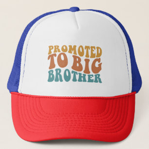 Boné Promovido à irmã mais velha, camisa do irmão mais