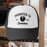 Boné Promovido A Pegadas De Bebê Da Avó<br><div class="desc">Promovido à vovó. 20XX em tipografia negra com pegadas de bebês de cor preta. Perfeito como presente para o dia atual ou, em breve, para o dia das mães, aniversário ou como bebê, revela presente para vestir fotos da família com os recém-nascidos.</div>