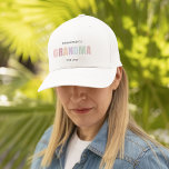 Boné Promovido à vovó EST 2025<br><div class="desc">Celebre um momento de mudança de vida em estilo com este charmoso chapéu de caminhoneiro "Promovido à Avó EST 2025". Apresentando uma inscrição pastel neutra e macia sobre um fundo branco limpo, esta design faz um presente perfeito para uma nova avó, um anúncio de bebê revelado, ou Dia de as...</div>