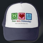 Boné Pulmonólogo Personalizável do Peace Love<br><div class="desc">Chapéu de Pulmonologia do Amor de Paz. Um presente pulmonólogo legal para um médico ou enfermeiro de pneumologia com sinal de paz,  coração e pulmões. Design de excelente para especialista pulmonar que trata asma e outras questões respiratórias.</div>